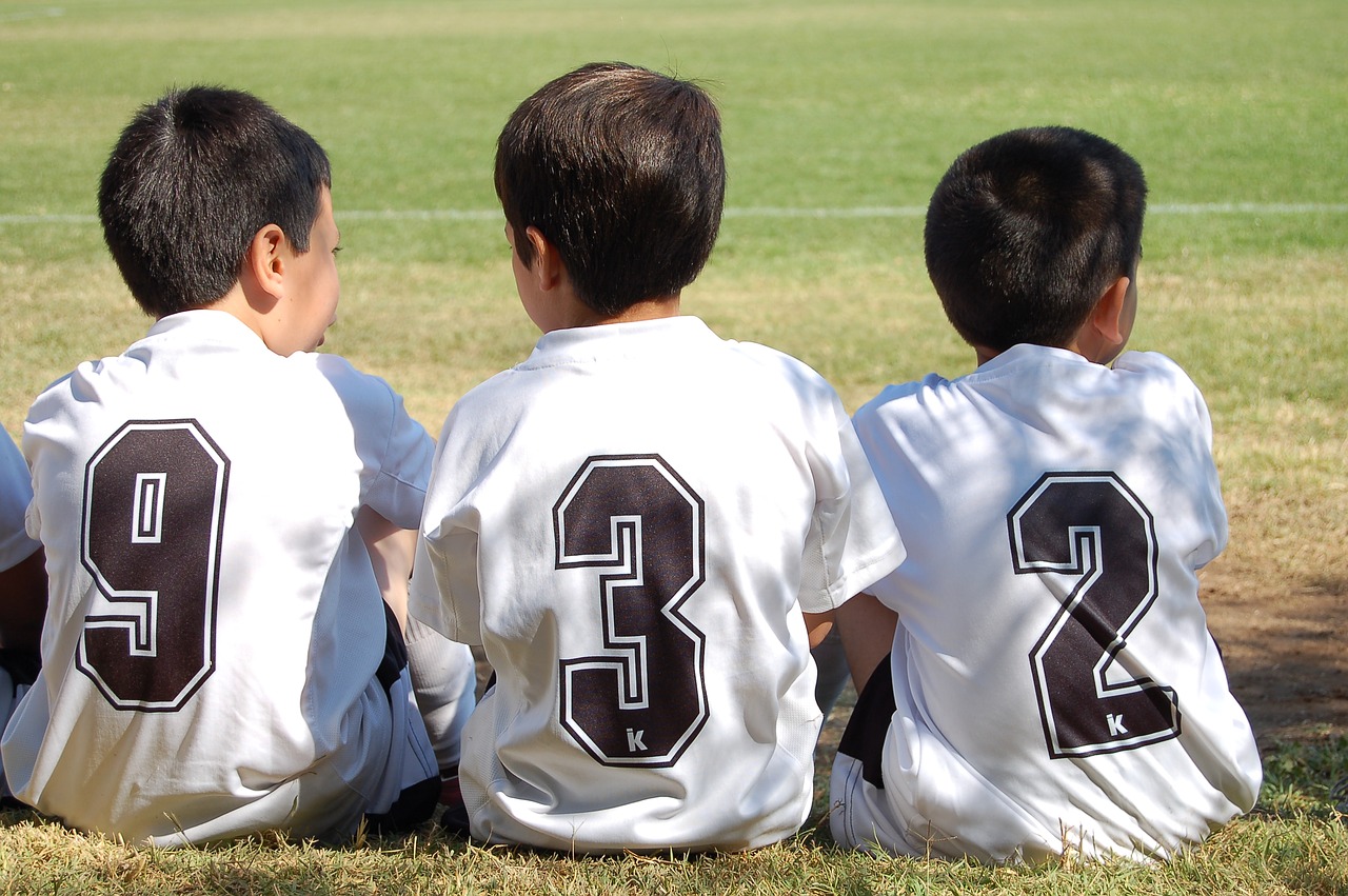 Foto Kinder bei eine Pause im Fußballtraining