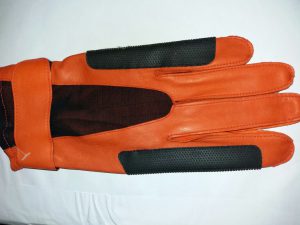 Bild: Oberhand des Torwarthandschuhs mit Noppenbesatz und feinstem Leder aus den 1970ern