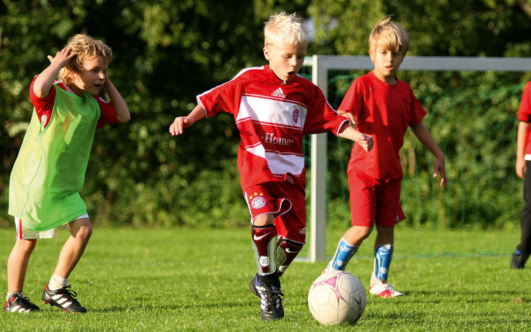 Taktik im Jugendfußball: Hoch und weit bringt Sicherheit?